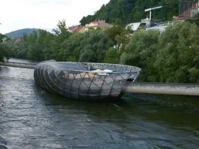 Il Murinsel, un anfiteatro galleggiante in acciaio a forma di conchiglia